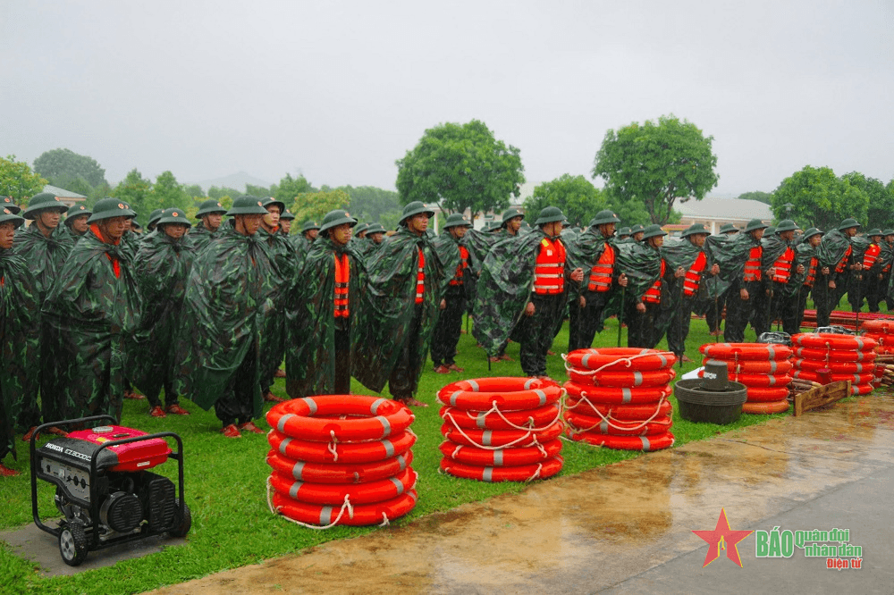 Sư đoàn 968 (Quân khu 4) sẵn sàng cơ động giúp nhân dân trong bão lũ