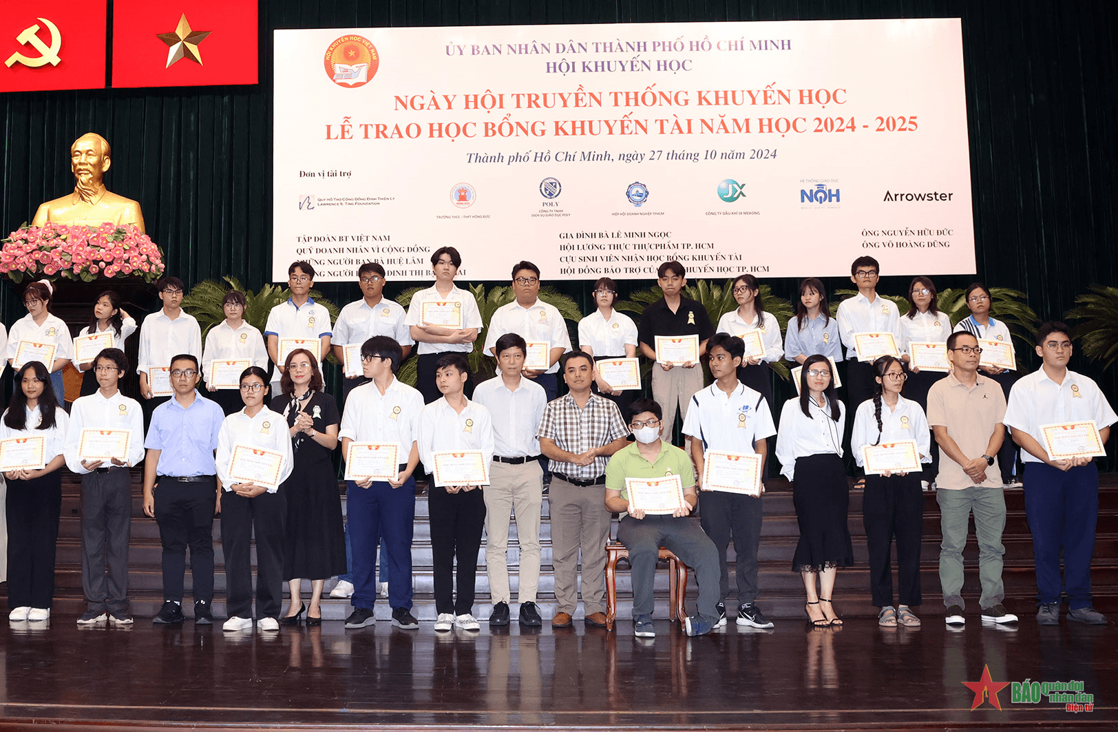 TP Hồ Chí Minh: Hơn 1,6 tỷ đồng trao học bổng khuyến tài tặng sinh viên