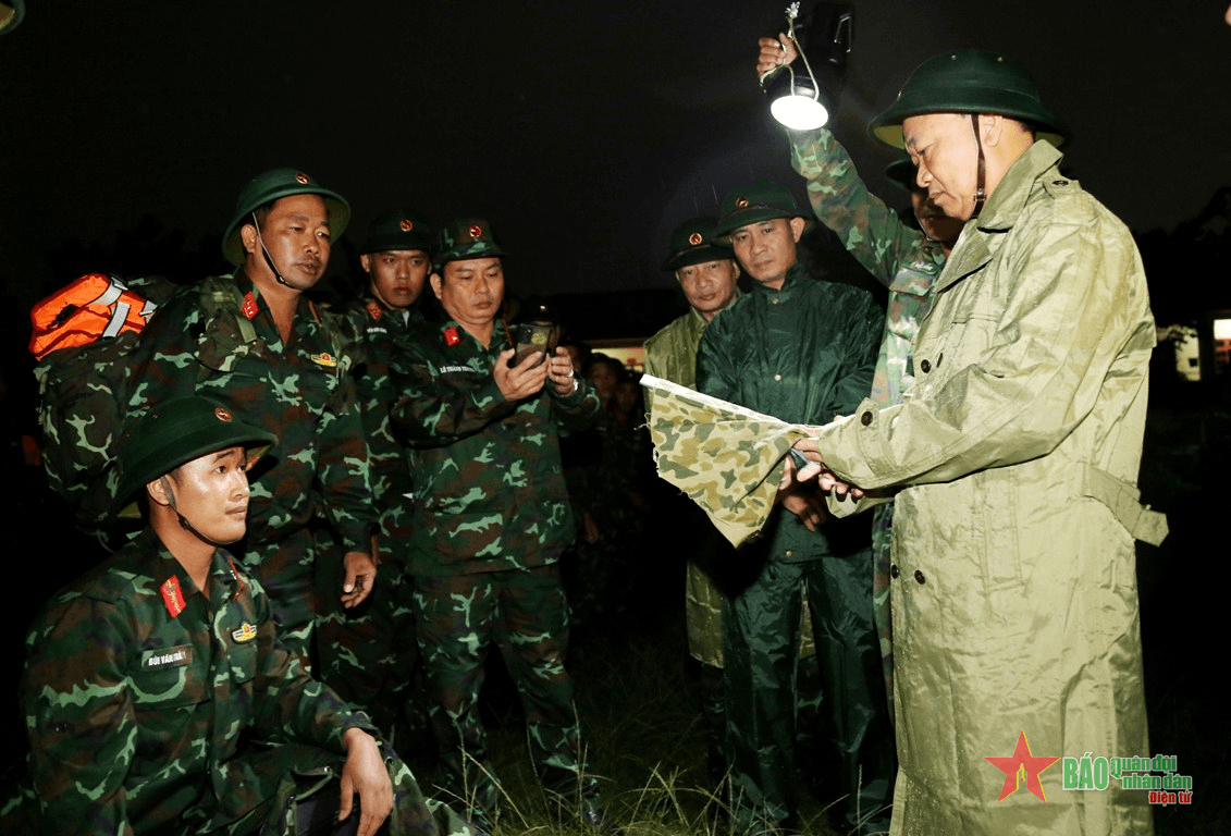 Lực lượng vũ trang Quân khu 5 chủ động giúp dân chống bão