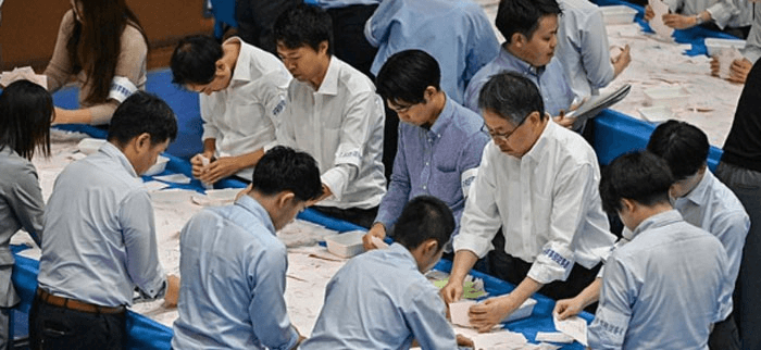 Liên minh cầm quyền Nhật Bản mất thế đa số trong cuộc bầu cử Hạ viện