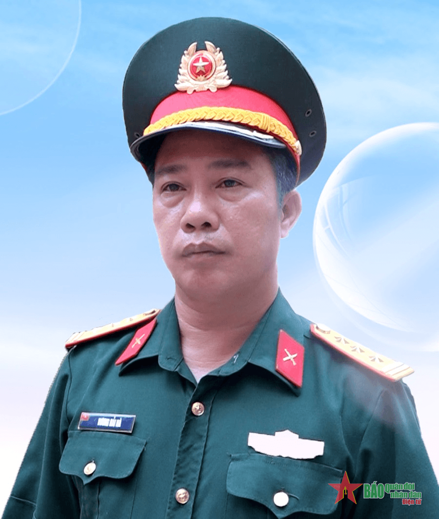 Chỉ huy trưởng gương mẫu, đi đầu