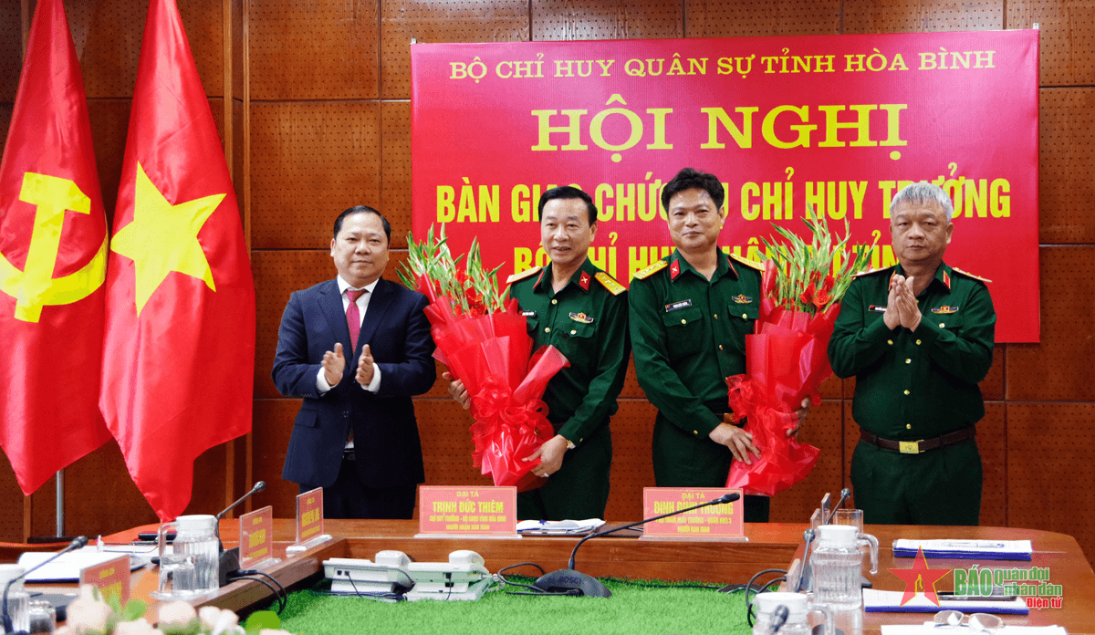 Bàn giao chức vụ Chỉ huy trưởng Bộ Chỉ huy Quân sự tỉnh Hòa Bình