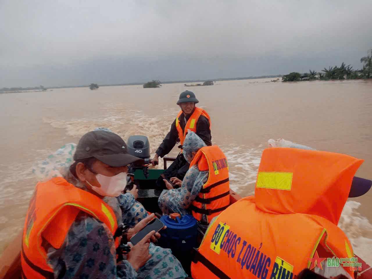 Bộ đội, dân quân huyện Lệ Thủy, tỉnh Quảng Bình giúp dân ứng phó với lũ lụt