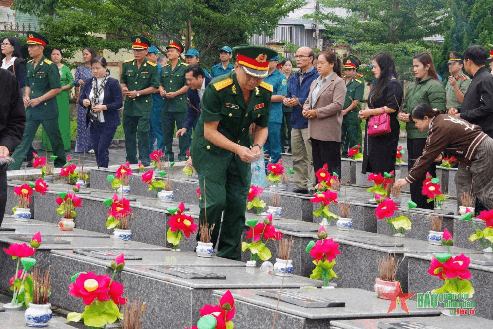 Kon Tum: Truy điệu, an táng hài cốt liệt sĩ