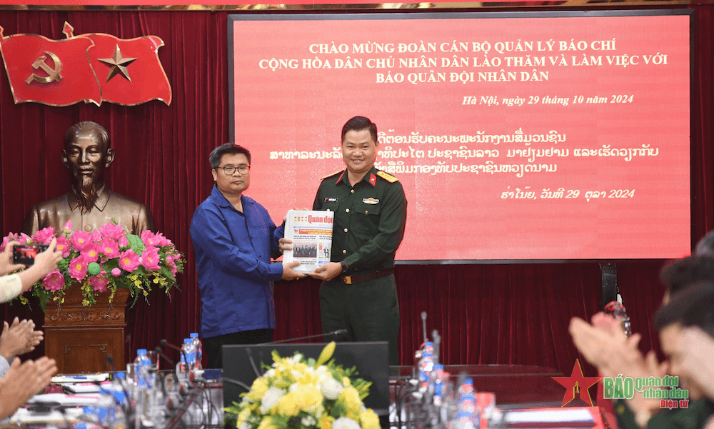 Đoàn cán bộ quản lý báo chí Lào thăm và làm việc với Báo Quân đội nhân dân