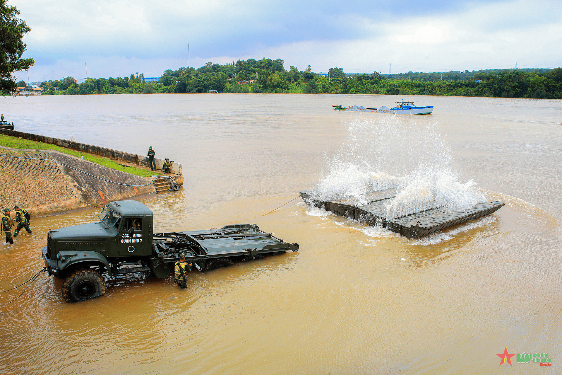 Hăng say huấn luyện vượt sông của bộ đội công binh
