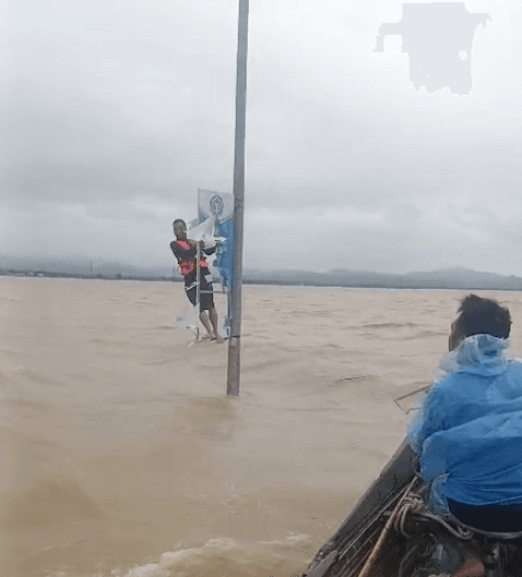 Cán bộ, nhân viên Viettel huyện Lệ Thủy, tỉnh Quảng Bình kịp thời ứng cứu nạn nhân bị lật thuyền trong lũ