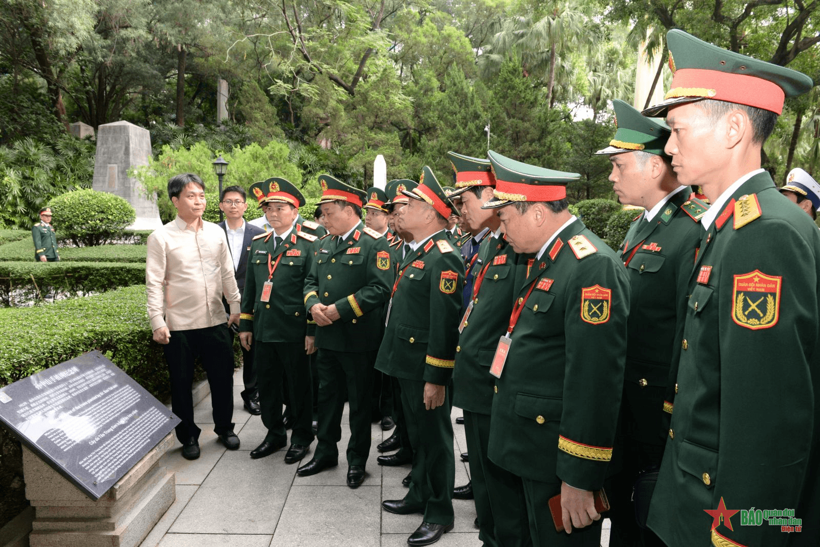 Đoàn đại biểu cấp cao Bộ Quốc phòng viếng mộ liệt sĩ Phạm Hồng Thái, thăm Khu di tích Trụ sở Việt Nam Thanh niên cách mạng đồng chí hội