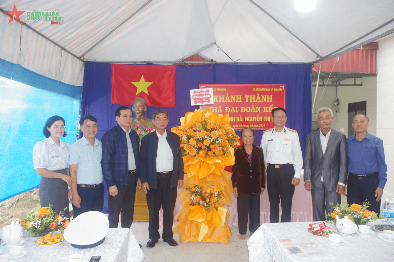 Lữ đoàn Hải quân 147 trao tặng nhà đại đoàn kết
