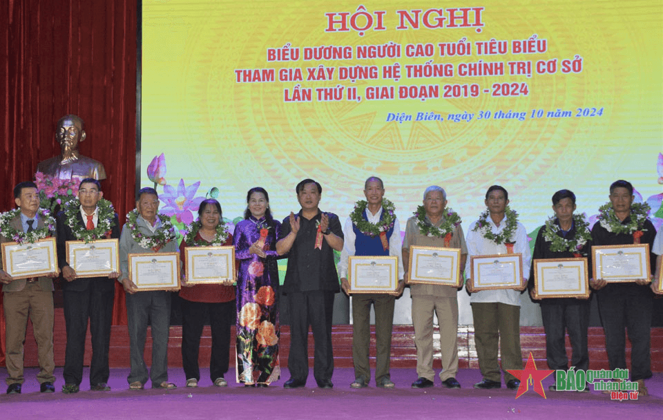 Điện Biên: Khen thưởng 25 người cao tuổi tiêu biểu