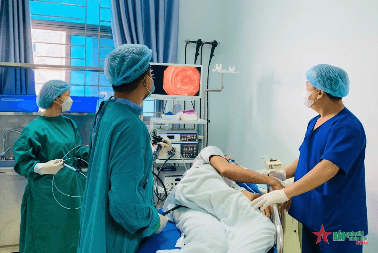 Bác sĩ Bệnh viện Quân y 87 gắp kim tiêm trong ống tiêu hóa của bệnh nhân