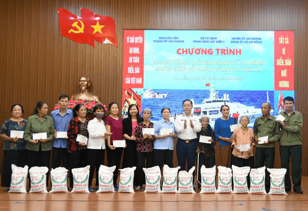 Bộ tư lệnh Vùng Cảnh sát biển 1 tặng quà gia đình chính sách, gia đình có hoàn cảnh khó khăn