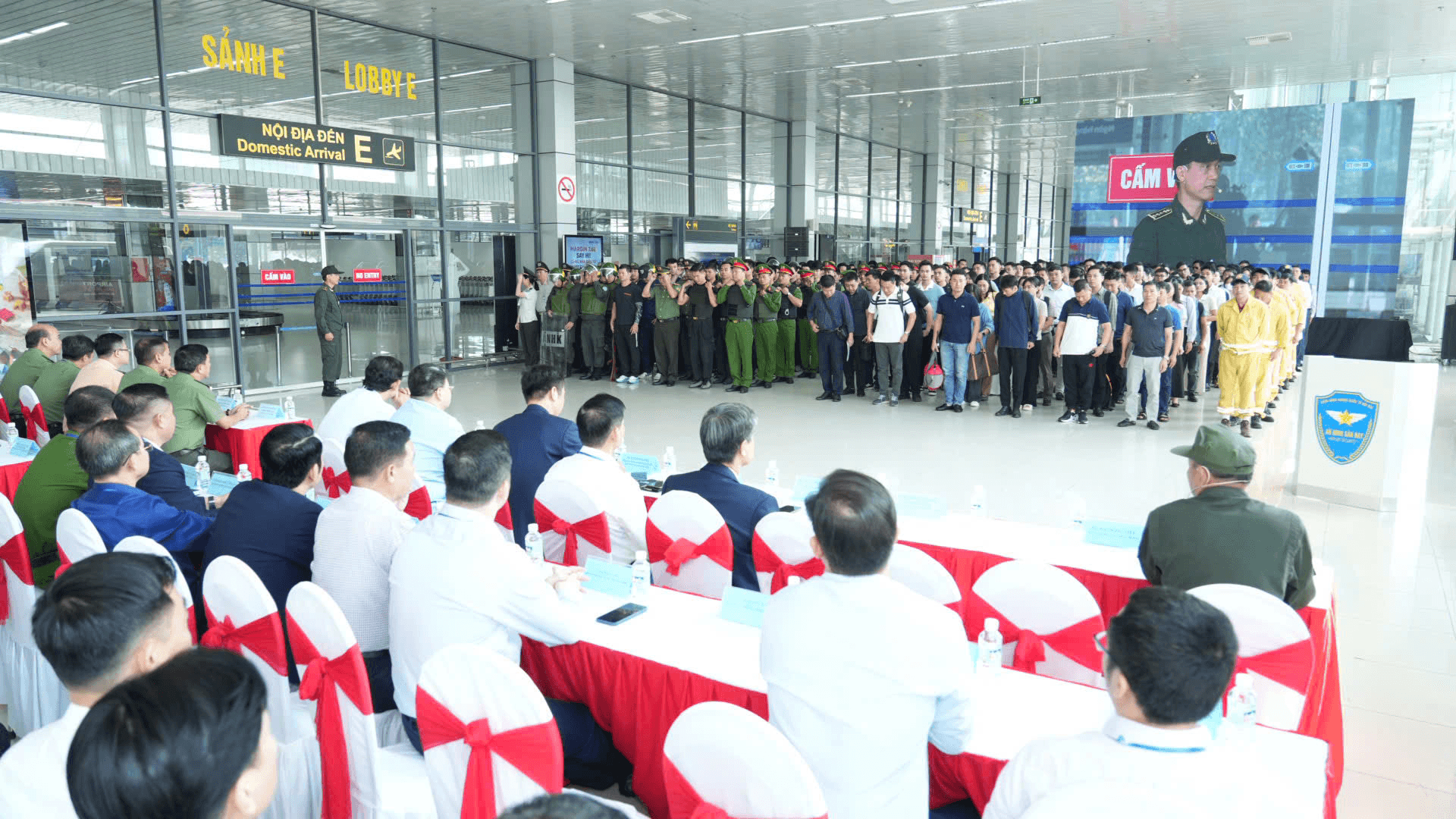 Tổ chức diễn tập ứng phó với tình huống khẩn nguy an ninh tại sân bay Nội Bài
