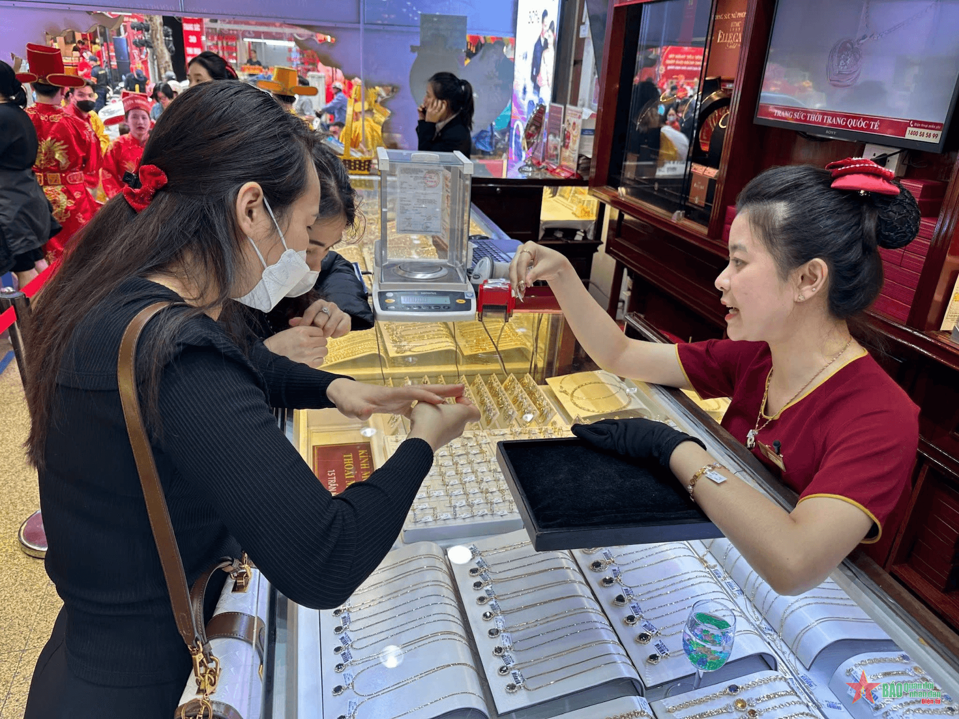 Nhu cầu vàng tại Việt Nam sụt giảm khi nhu cầu vàng toàn cầu đạt mức cao kỷ lục hơn 100 tỷ USD