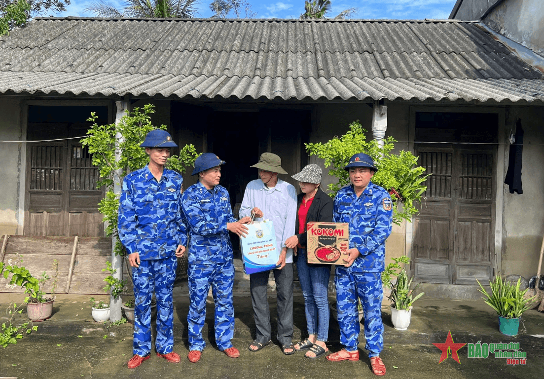 Hải đội 202 (Vùng Cảnh sát biển 2) giúp dân vùng lũ