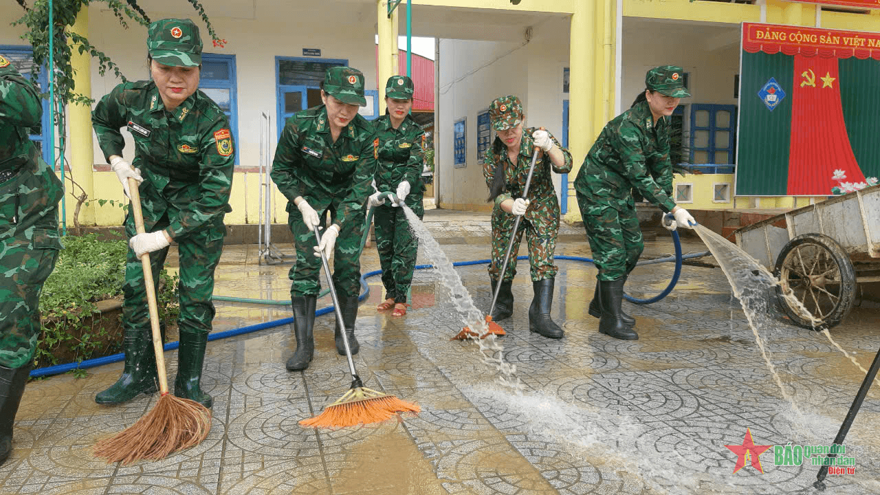 Bộ đội Biên phòng tỉnh Quảng Bình giúp dân ổn định cuộc sống sau lũ
