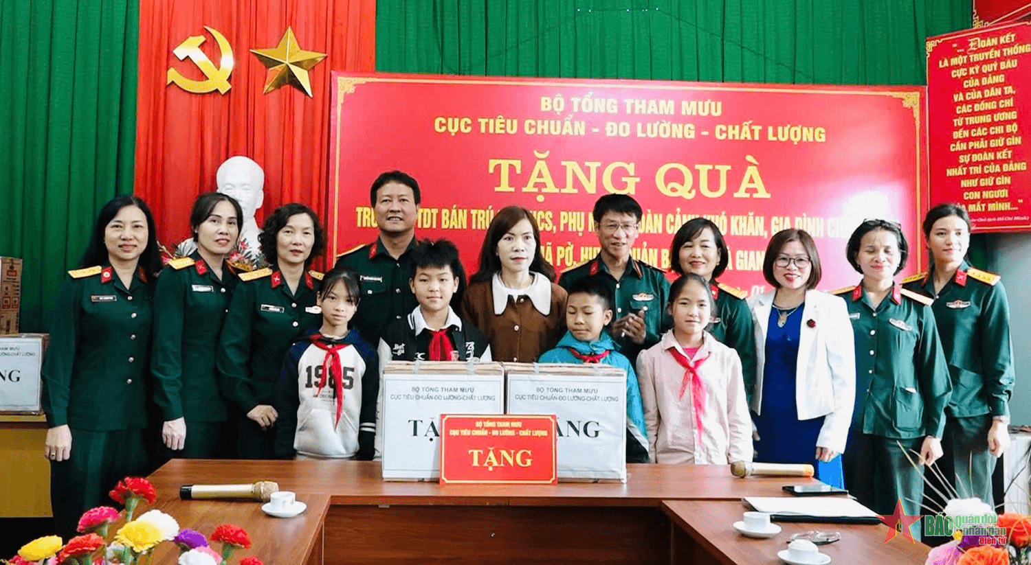 Bộ Tổng Tham mưu Quân đội nhân dân Việt Nam thăm, tặng quà tại xã biên giới tỉnh Hà Giang