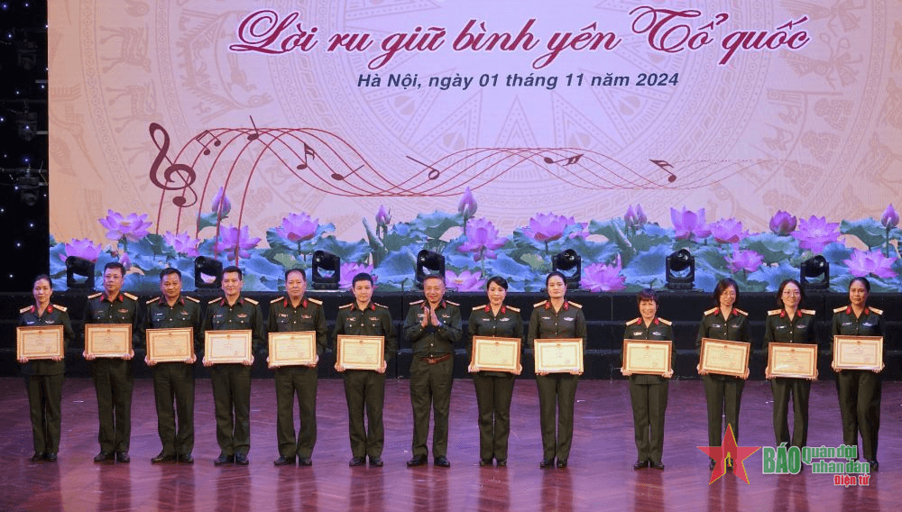 Bế mạc liên hoan hát ru, hát dân ca trong Phụ nữ Quân đội năm 2024