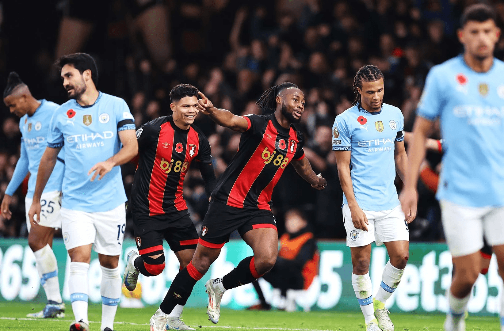 Tin thể thao (3-11): Man City thua đau, mất ngôi đầu vào tay Liverpool