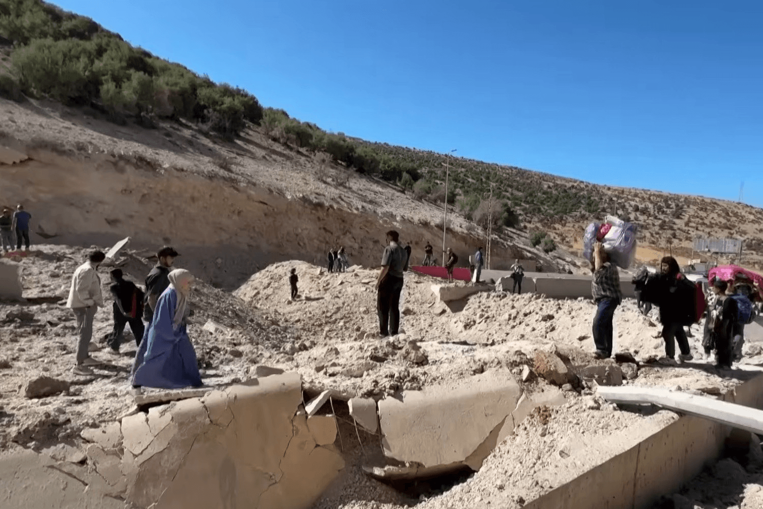 Israel không kích cửa khẩu giữa Lebanon và Syria