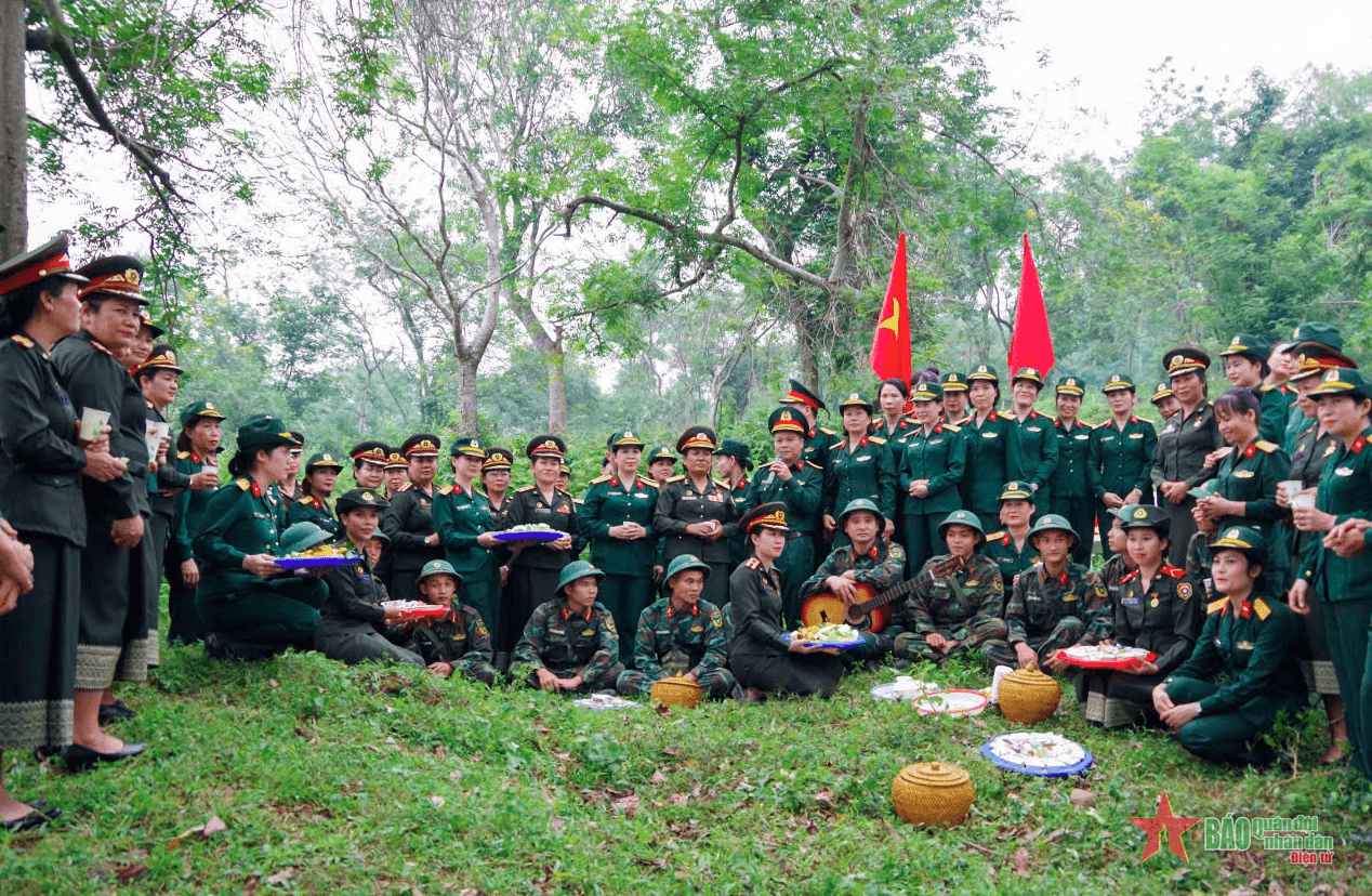 Đoàn cán bộ phụ nữ Quân đội nhân dân Lào tham quan, giao lưu tại Lữ đoàn Xe tăng 201