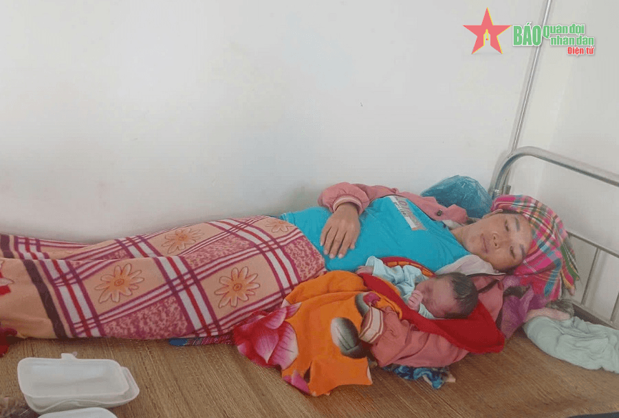 Bệnh xá Trung đoàn 720 giúp sản phụ người Mông sinh bé trai trên rẫy