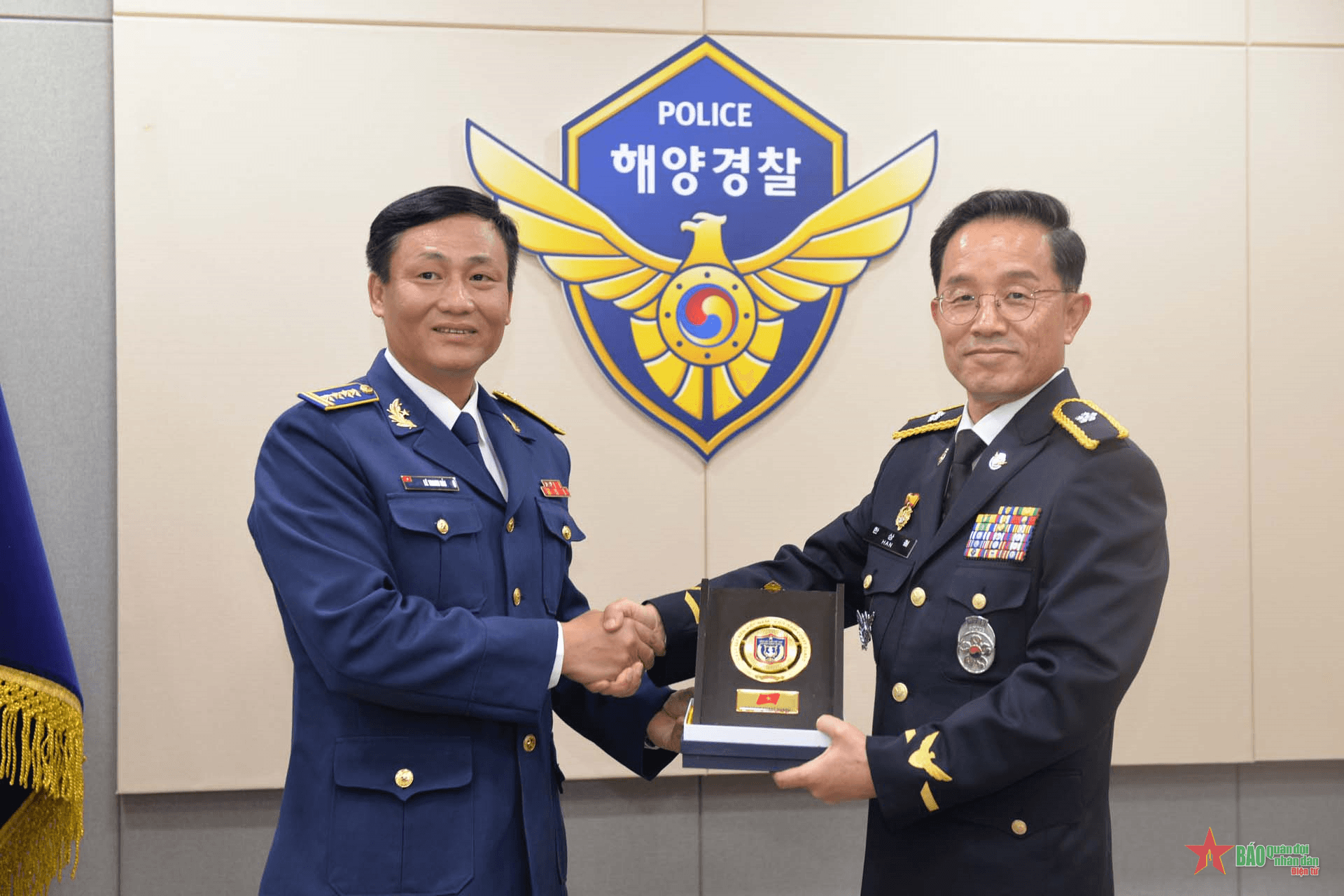 Cảnh sát biển Việt Nam chào xã giao lãnh đạo Học viện Lực lượng Bảo vệ bờ biển Hàn Quốc