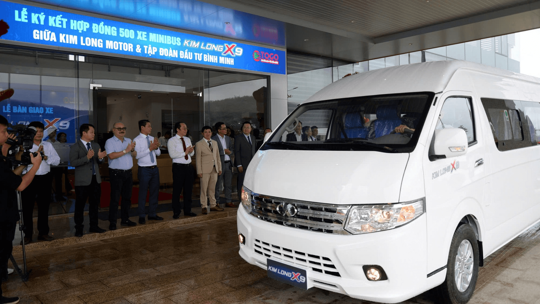 Xuất xưởng, bàn giao dòng xe minibus do kỹ sư Việt Nam thiết kế, chế tạo, sản xuất