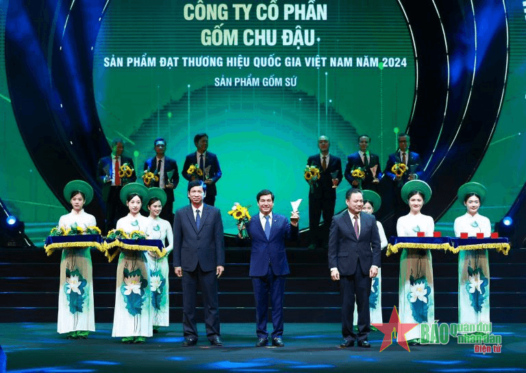 Lần thứ 3 liên tiếp sản phẩm Gốm Chu Đậu được trao Giải thưởng Thương hiệu quốc gia