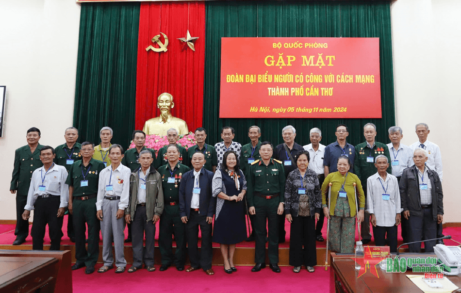 Bộ Quốc phòng tặng quà đại biểu người có công thành phố Cần Thơ