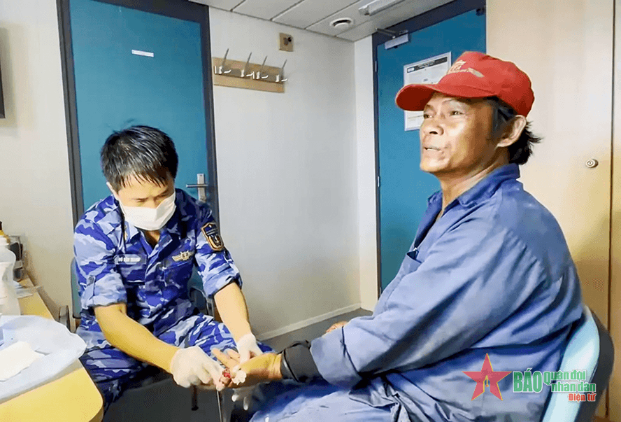 Vùng Cảnh sát biển 3 cấp cứu kịp thời ngư dân bị nạn trên biển