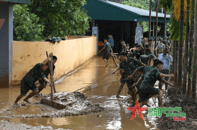 Bộ Quốc phòng khen thưởng 16 tập thể, 26 cá nhân có thành tích trong phòng, chống bão số 3