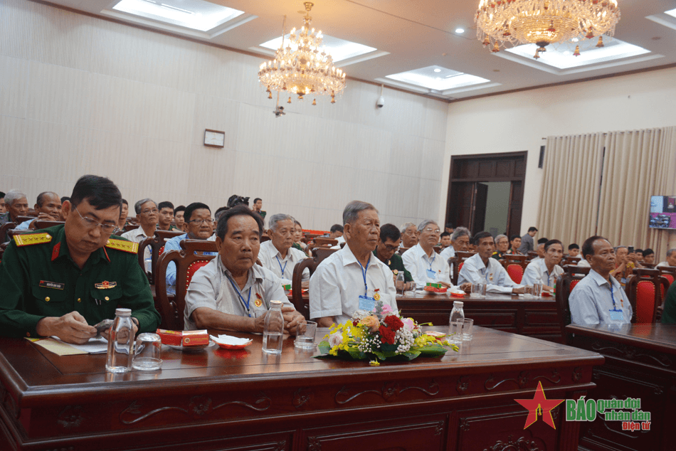Bộ Quốc phòng tặng quà 50 đại biểu người có công tỉnh Kiên Giang