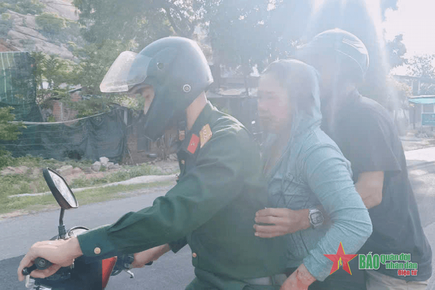 Thượng úy QNCN Vũ Đức Anh tận tình giúp người gặp nạn