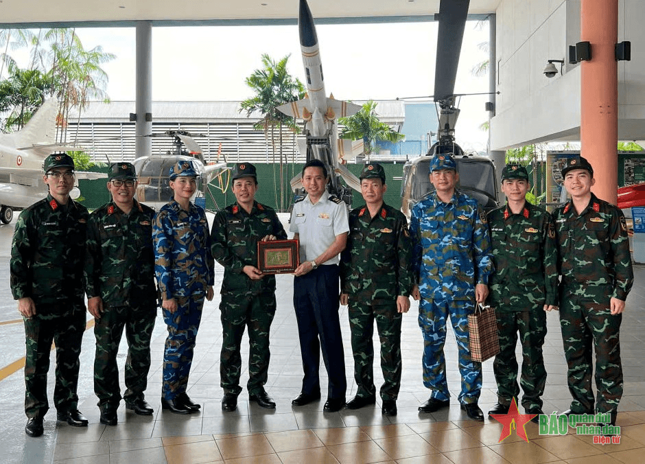 Sĩ quan trẻ vun đắp tình hữu nghị Việt Nam - Singapore