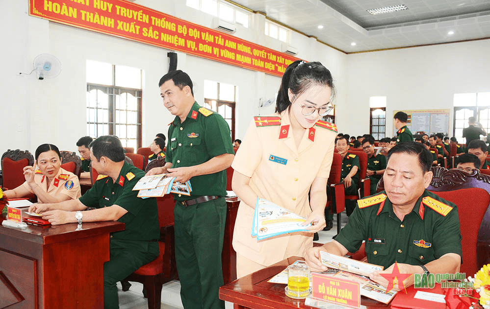 Lữ đoàn 972 phối hợp tuyên truyền pháp luật giao thông