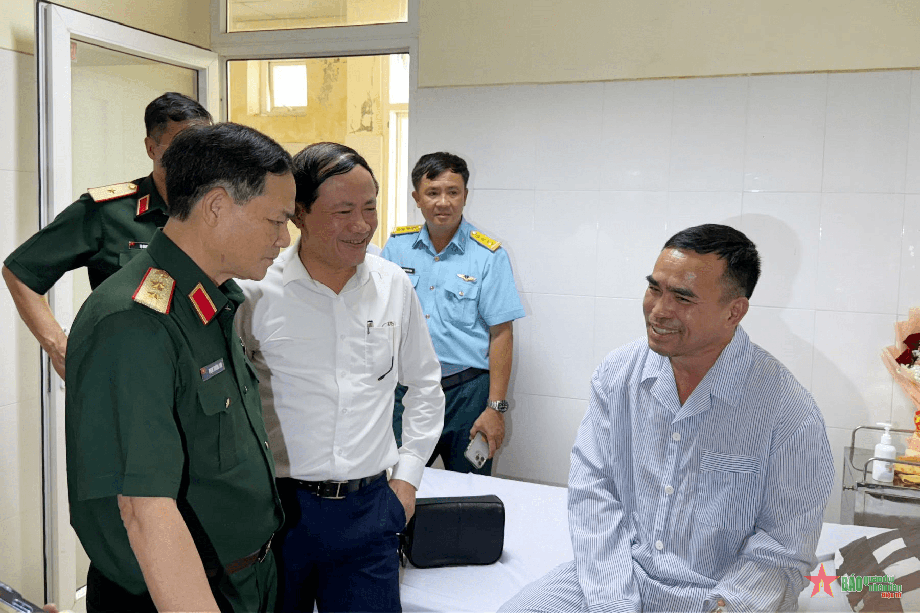 2 phi công được tặng thưởng Huân chương Bảo vệ Tổ quốc hạng Ba