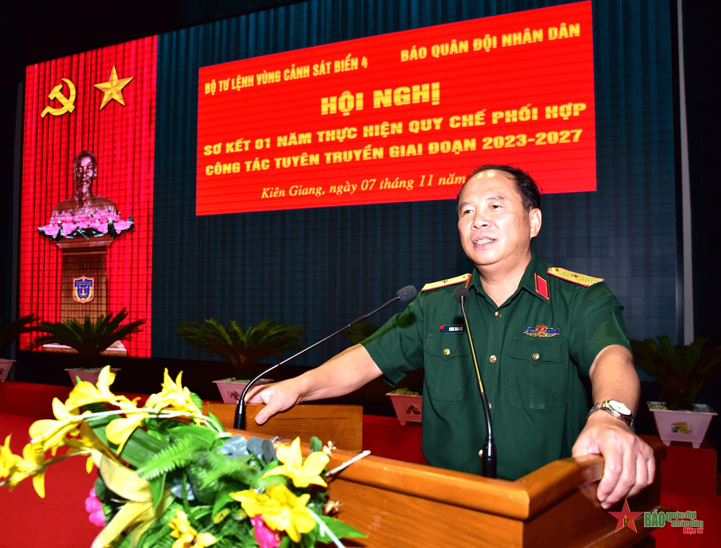 Đẩy mạnh phối hợp công tác tuyên truyền giữa Báo Quân đội nhân dân với Bộ tư lệnh Vùng Cảnh sát biển 4