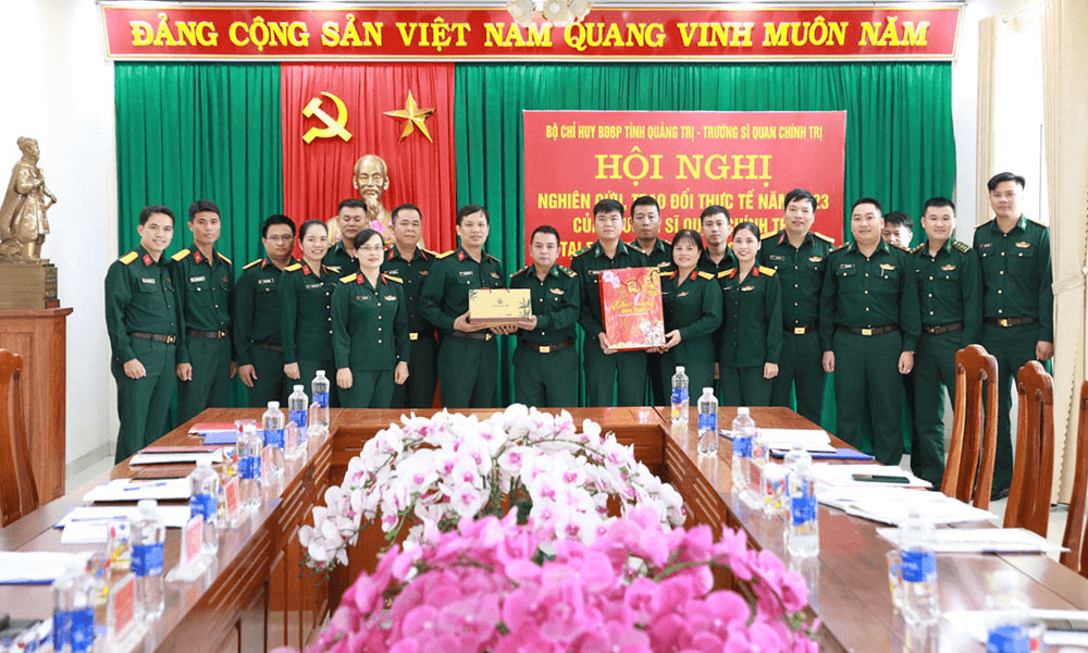 "Bố tớ đi bảo vệ biên giới được về rồi đây này!"