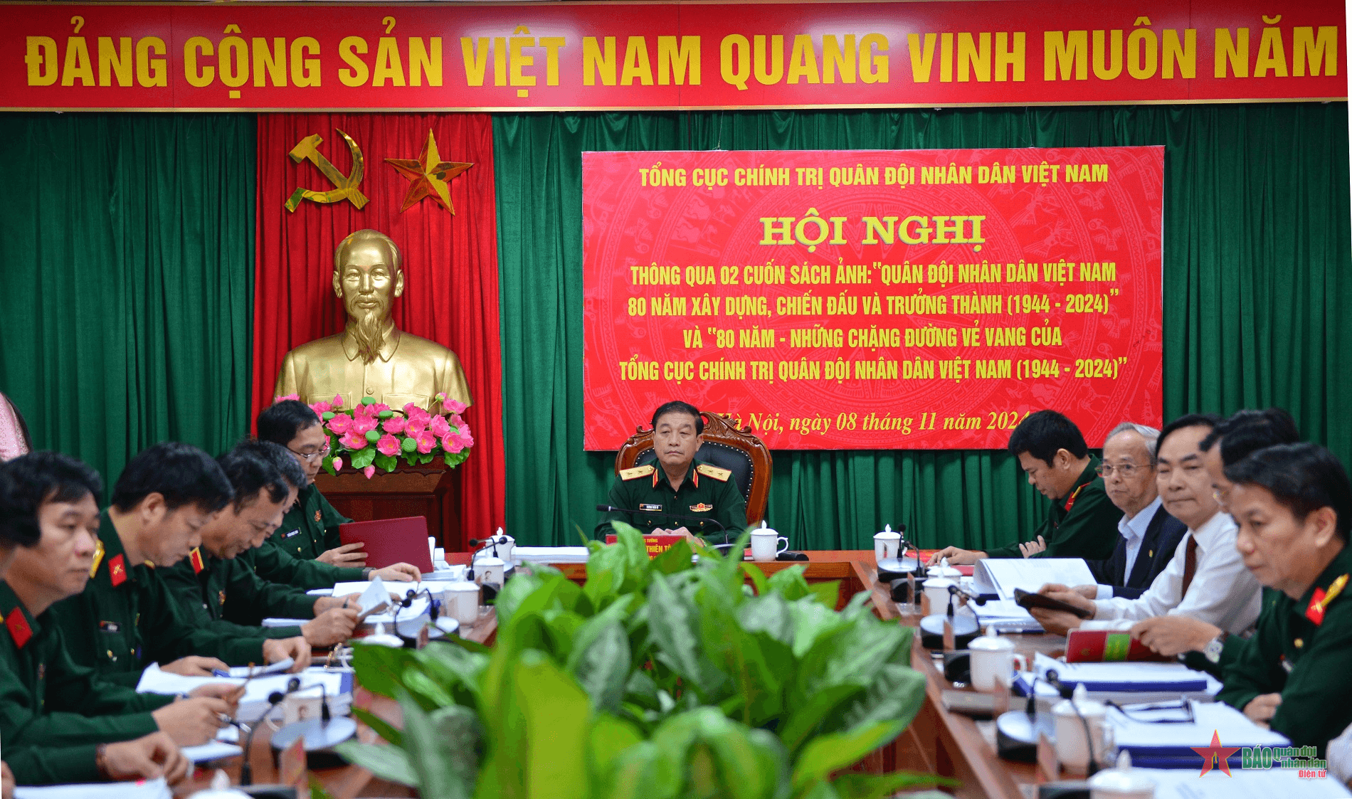 Trung tướng Trương Thiên Tô chủ trì hội nghị thông qua hai cuốn sách ảnh