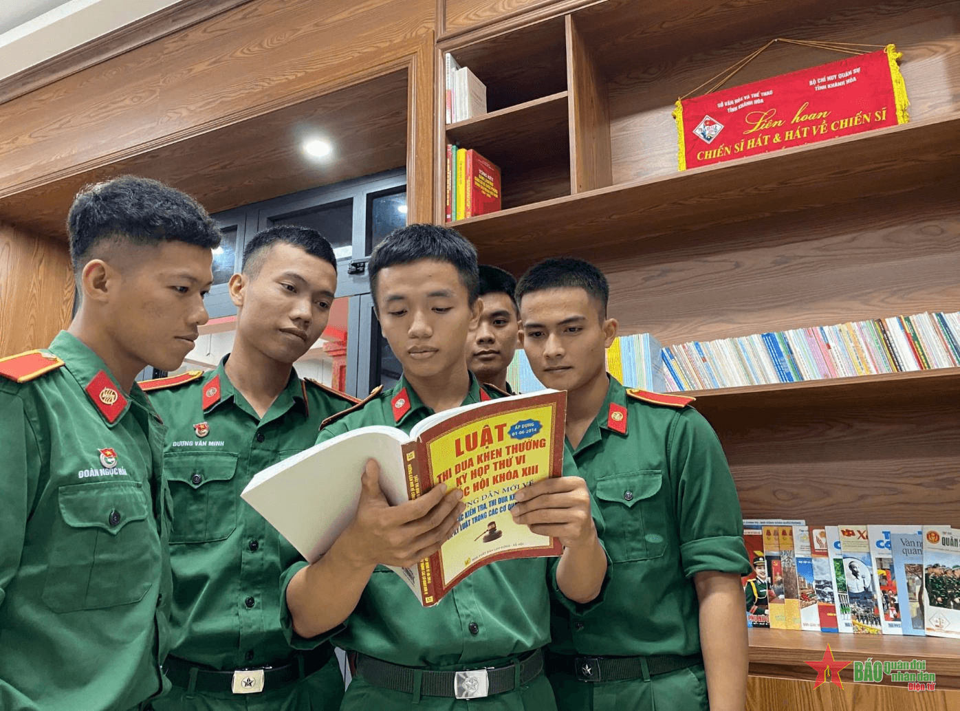 Trường Sĩ quan Thông tin hưởng ứng Ngày pháp luật Việt Nam 2024
