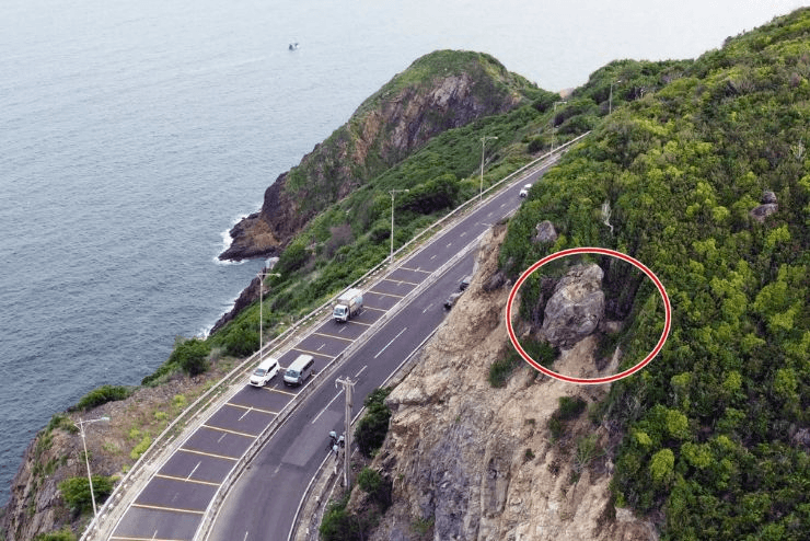Nổ mìn phá khối đá lớn nguy hiểm tại đèo Cù Hin, Nha Trang lúc 16 giờ chiều 9-11