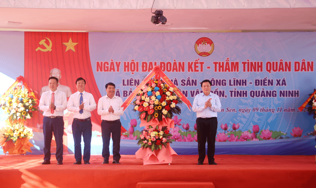 Ủy viên Bộ Chính trị Nguyễn Xuân Thắng dự Ngày hội Đại đoàn kết tại xã Bản Sen
