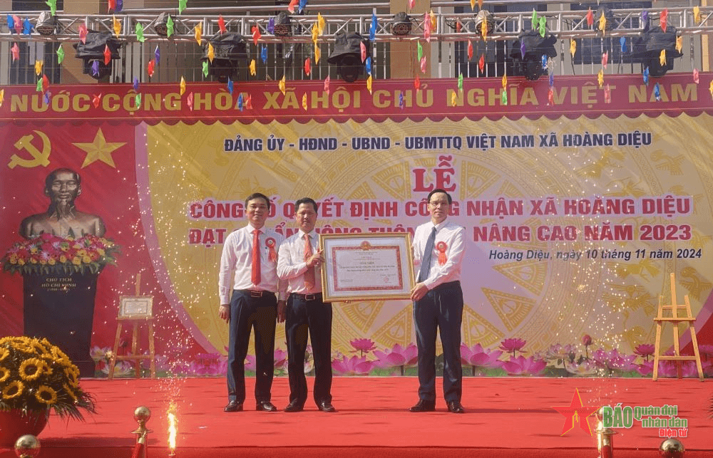 Xã Hoàng Diệu đón Bằng công nhận xã đạt chuẩn nông thôn mới nâng cao