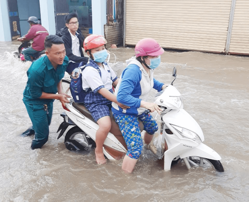 Giúp dân ứng phó với triều cường, sạt lở