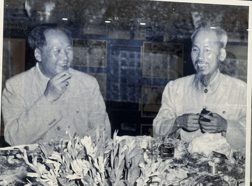 Trưng bày hơn 200 tài liệu, hiện vật chủ đề “Dấu chân Hồ Chí Minh ở Trung Quốc”