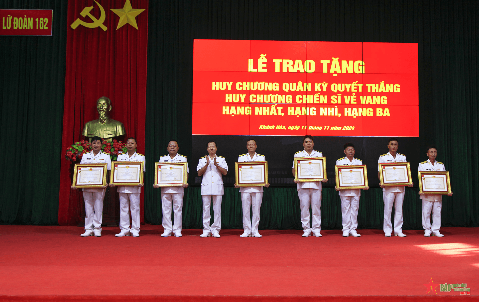 Lữ đoàn 162 (Vùng 4 Hải quân) trao huy chương tặng sĩ quan, quân nhân chuyên nghiệp