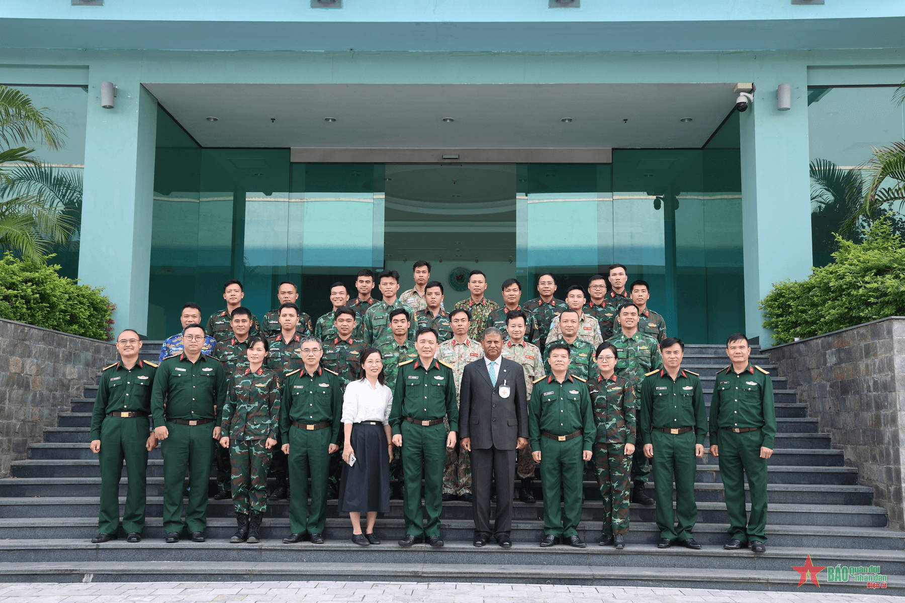 Sĩ quan gìn giữ hòa bình huấn luyện Luật Nhân đạo Quốc tế và nhận biết vật liệu nổ