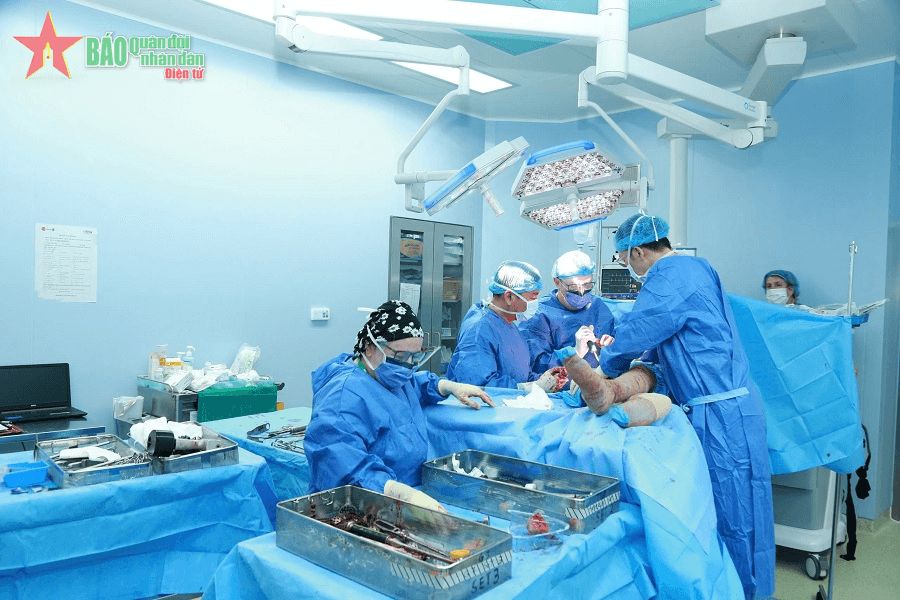 Bệnh viện Trung ương Quân đội 108 thay khớp miễn phí cho bệnh nhân có hoàn cảnh khó khăn