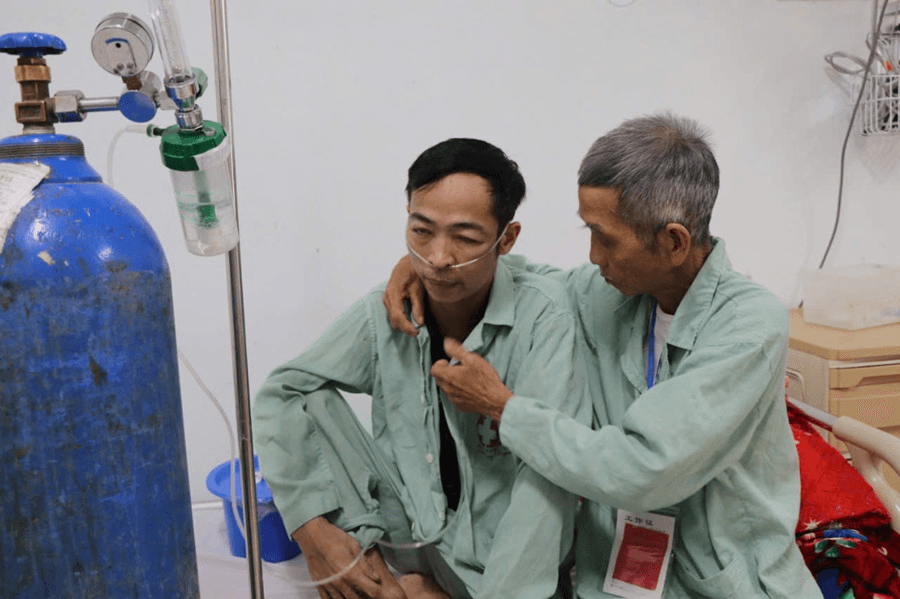 Bố ung thư trực tràng chăm con ung thư phổi
